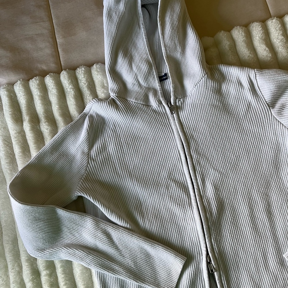 Brandy Melville Arden white cropped Ribbed Hoodie - Picture 3 of 7